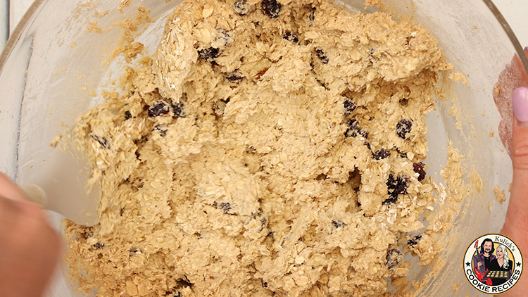What makes oatmeal raisin cookies chewyy